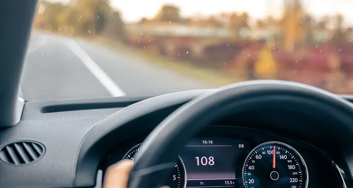 Prędkościomierz pokazuje 108 km/h. Kierowca pędzi, ryzykując kolejny mandat za recydywę.