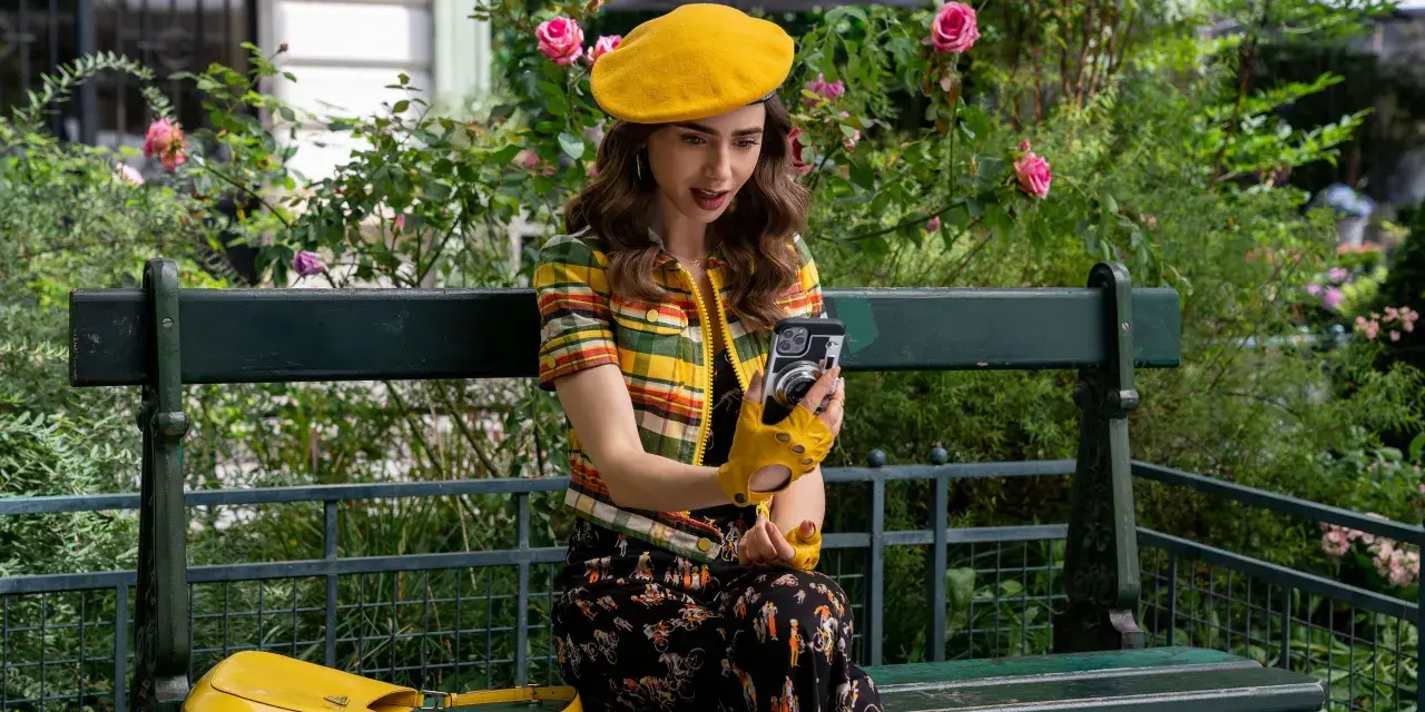 Mujer con boina amarilla y bolso, rodeada de rosas, capturando el momento. ¡Pura esencia de cosas típicas francesas!
