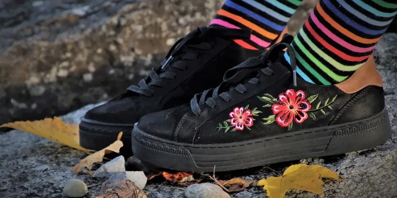 Jakie skarpetki do sneakersów – unikaj błędów w stylizacji