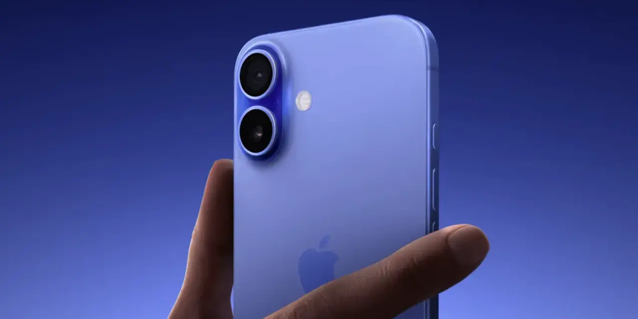 Dłoń trzyma niebieski iPhone 11.