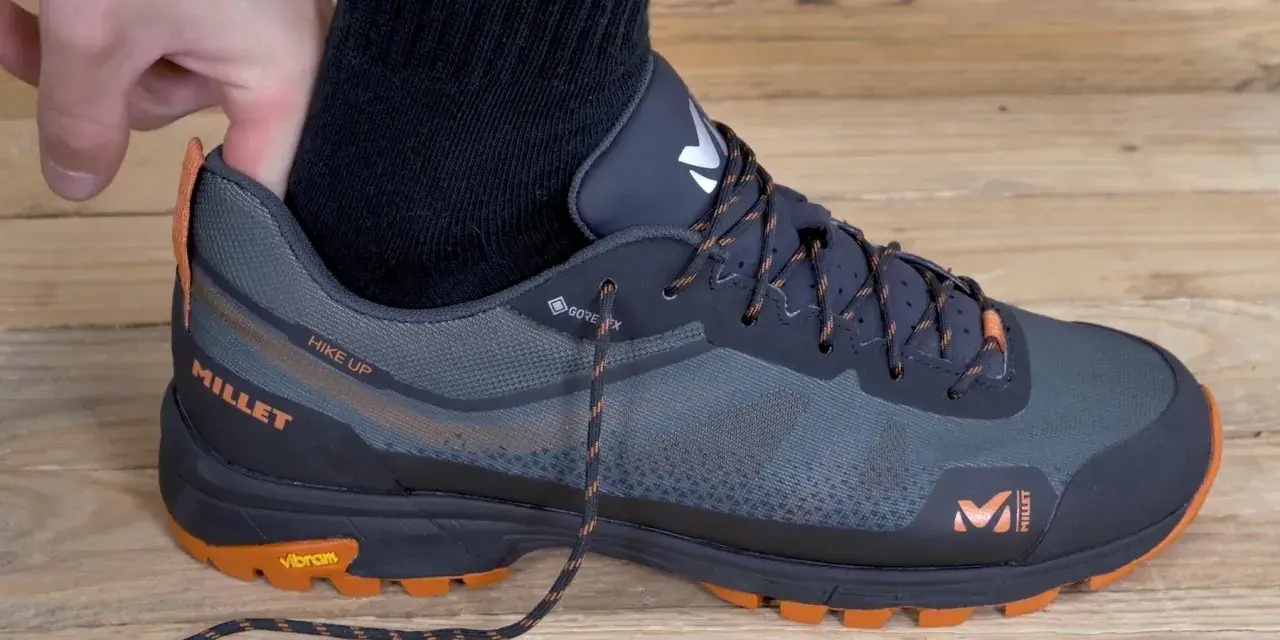 Test de chaussure de randonnée Millet. Faut-il prendre une pointure au-dessus pour marcher ? Le pouce vérifie l'espace avant le gros orteil.