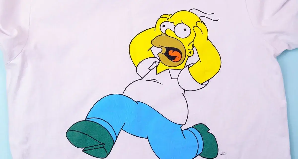 Żółta postać z bajki, Homer Simpson, biegnie w panice, trzymając się za głowę.