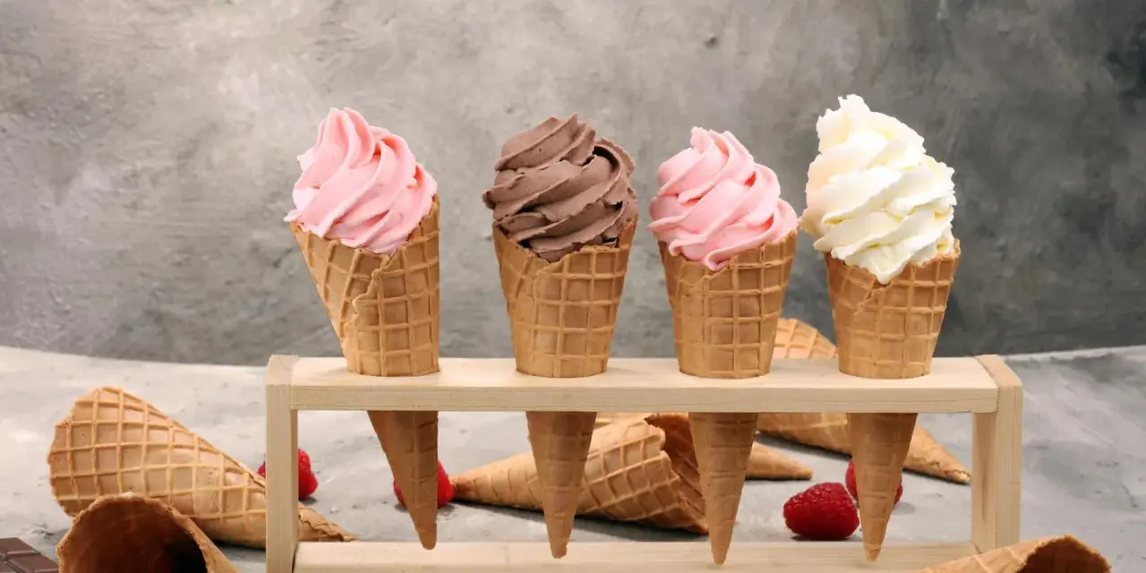 Vier Eiswaffeln mit Erdbeer-, Schoko- und Vanilleeis. Ein köstliches Gelato Rezept zum Nachmachen, mit frischen Himbeeren und Schokolade.