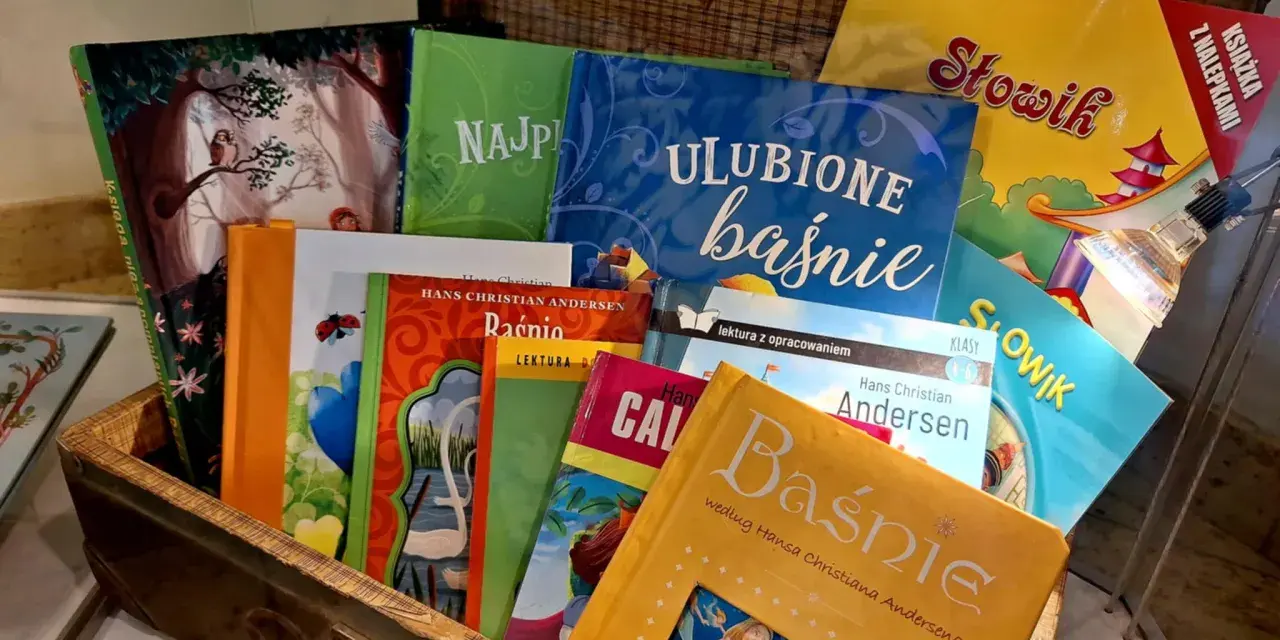 Książki z baśniami Andersena ułożone w kufrze. Wśród nich "Najpiękniejsze baśnie", "Ulubione baśnie" i "Słowik".