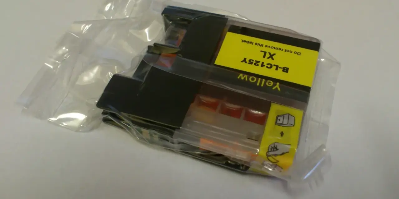 Żółty tusz Brother LC125Y XL w opakowaniu.
