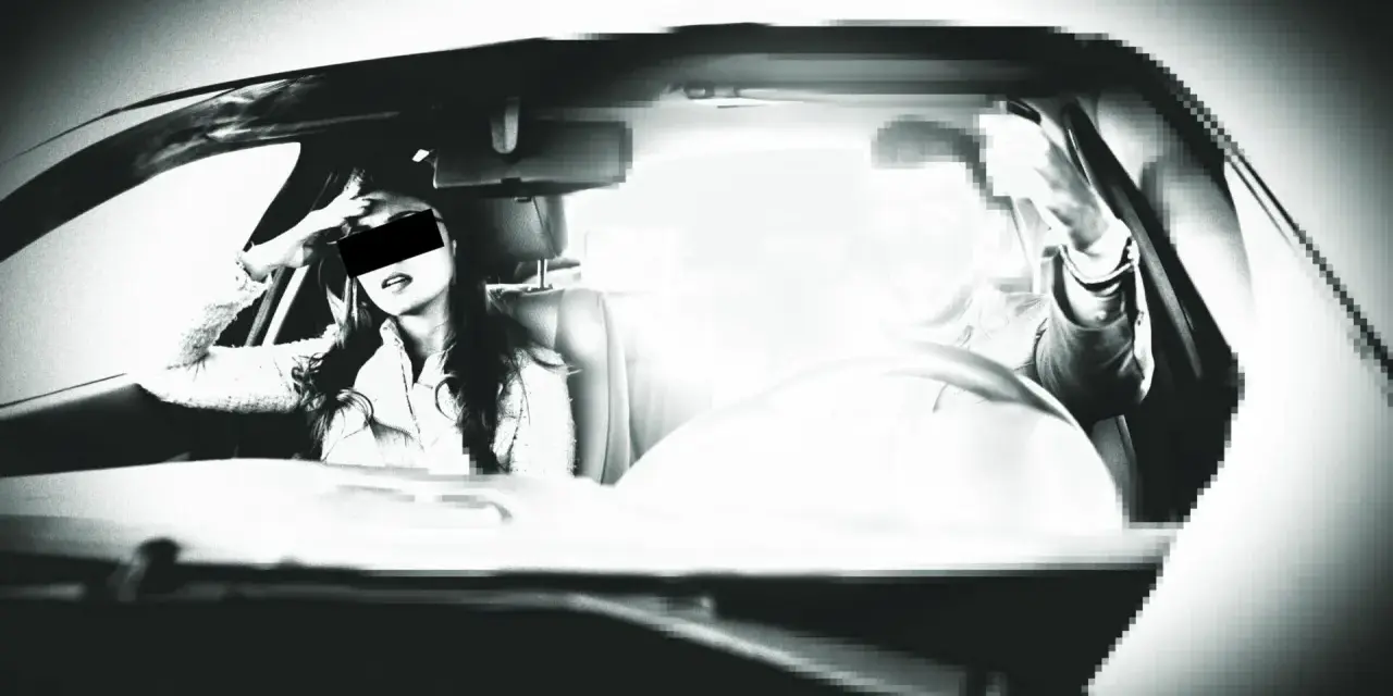Frau im Auto, die sich die Hand ans Gesicht legt, während ein greller Blitz aufleuchtet. Ein blitzer foto, das die Szene einfängt.