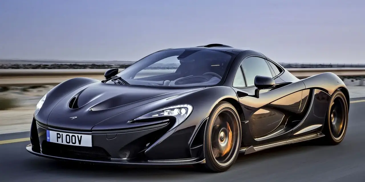 Czarny McLaren P1 w ruchu, z widocznym numerem rejestracyjnym PI 00V. Jego cena jest astronomiczna, ale wygląd zapiera dech.