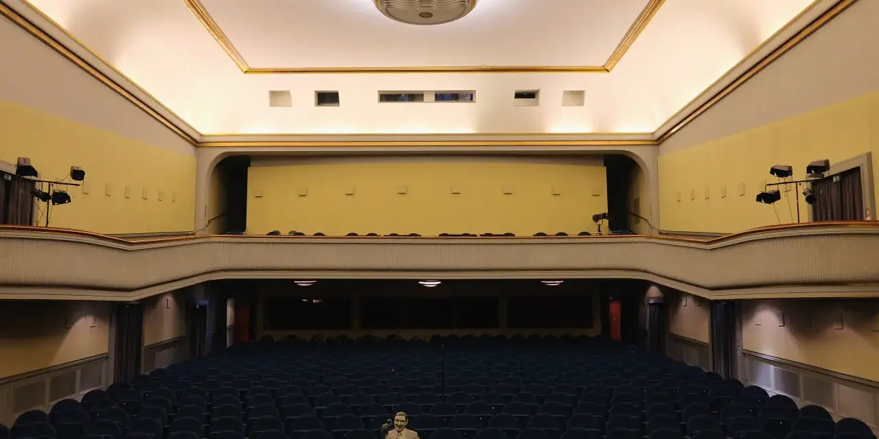 Leere Reihen im Babylon Kino Berlin. Ein Mann sitzt allein in der Mitte und wartet auf den Film.