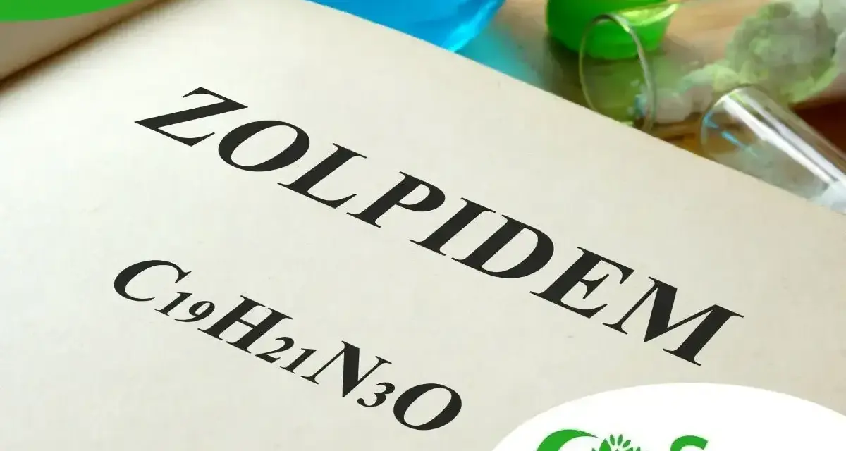 Zolpidem, jego wzór chemiczny C19H21N3O, na tle laboratoryjnym. Logo "Szansa na wolność" sugeruje pomoc w leczeniu uzależnień.
