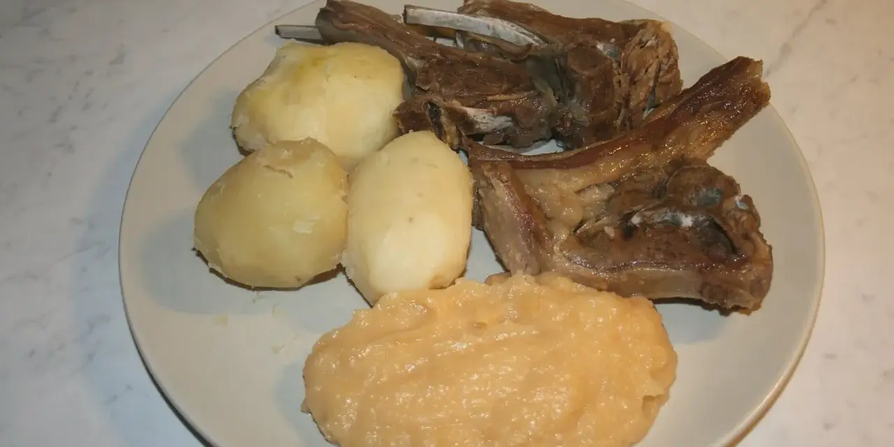 Kotlety jagnięce z ziemniakami i puree jabłkowym, klasyczne danie kuchni norweskiej.