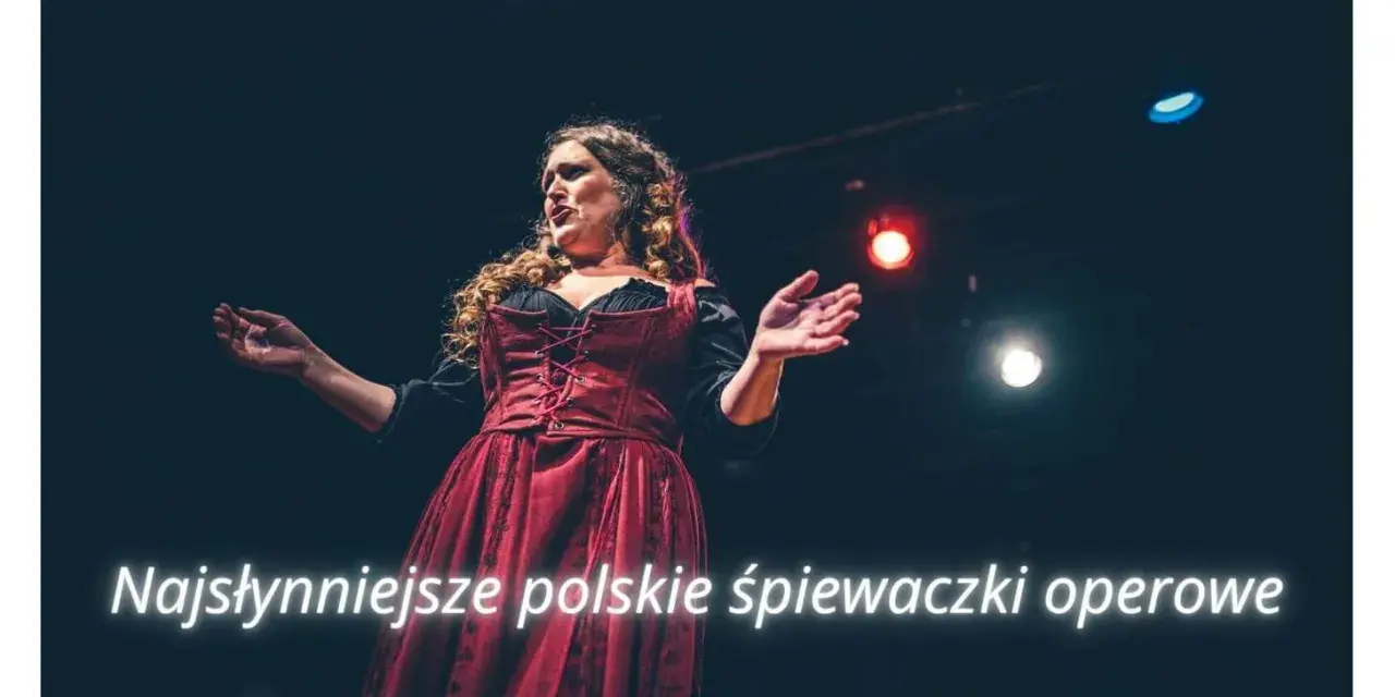 Wybitny polski śpiewak operowy w historycznym stroju na scenie, z rękami uniesionymi w geście.