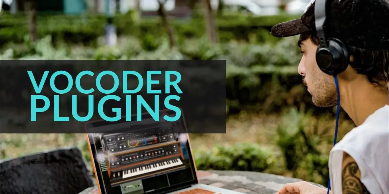 Mann mit Kopfhörern und Tätowierung am Arm arbeitet draußen an einem Laptop, auf dem Vocoder Plugins angezeigt werden.