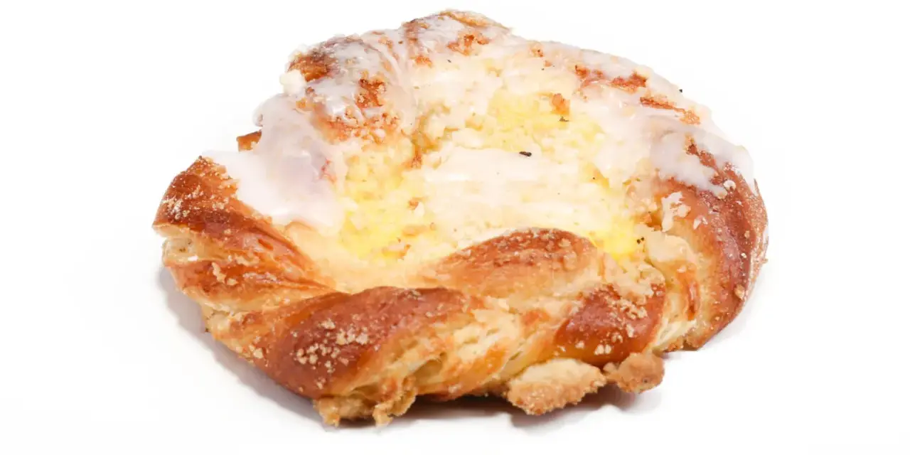 Słodka drożdżówka z serem, oblana lukrem. Idealna na przekąskę, choć warto sprawdzić jej drożdżówka z serem kcal.