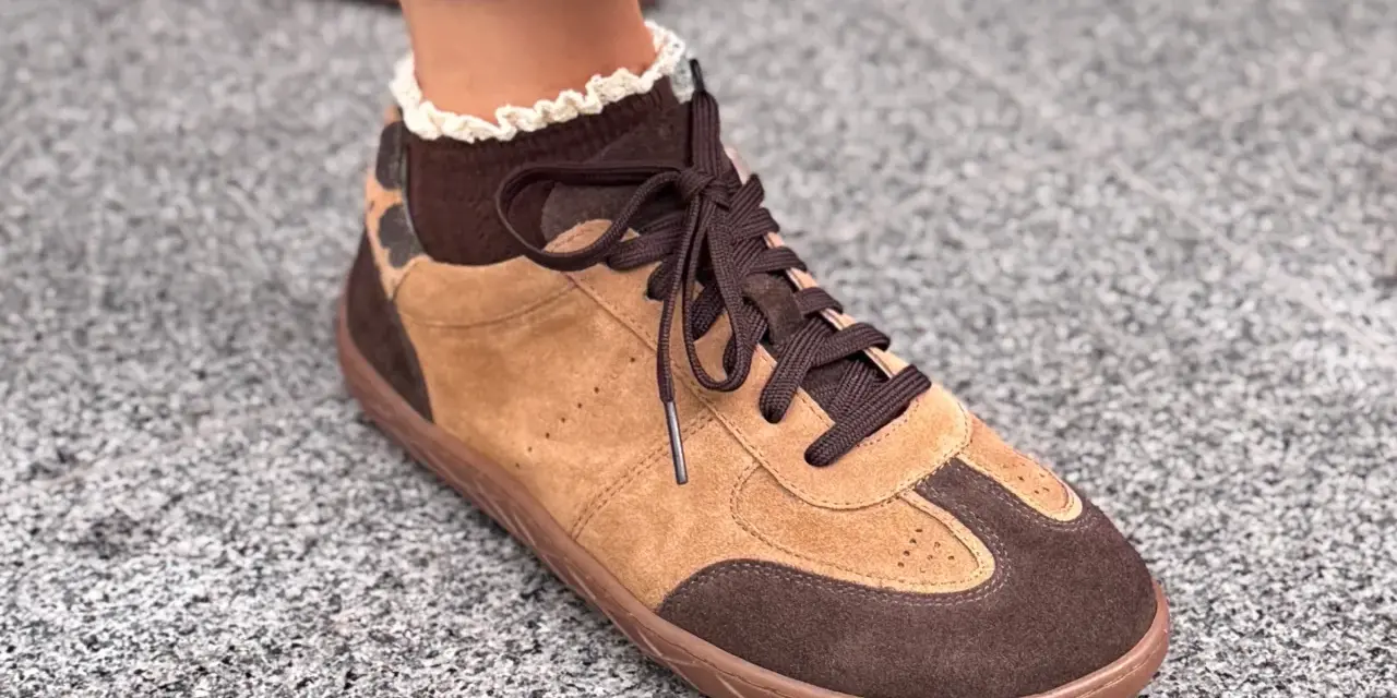 Brązowe buty sportowe z zamszu z koronkowym wykończeniem skarpetki.