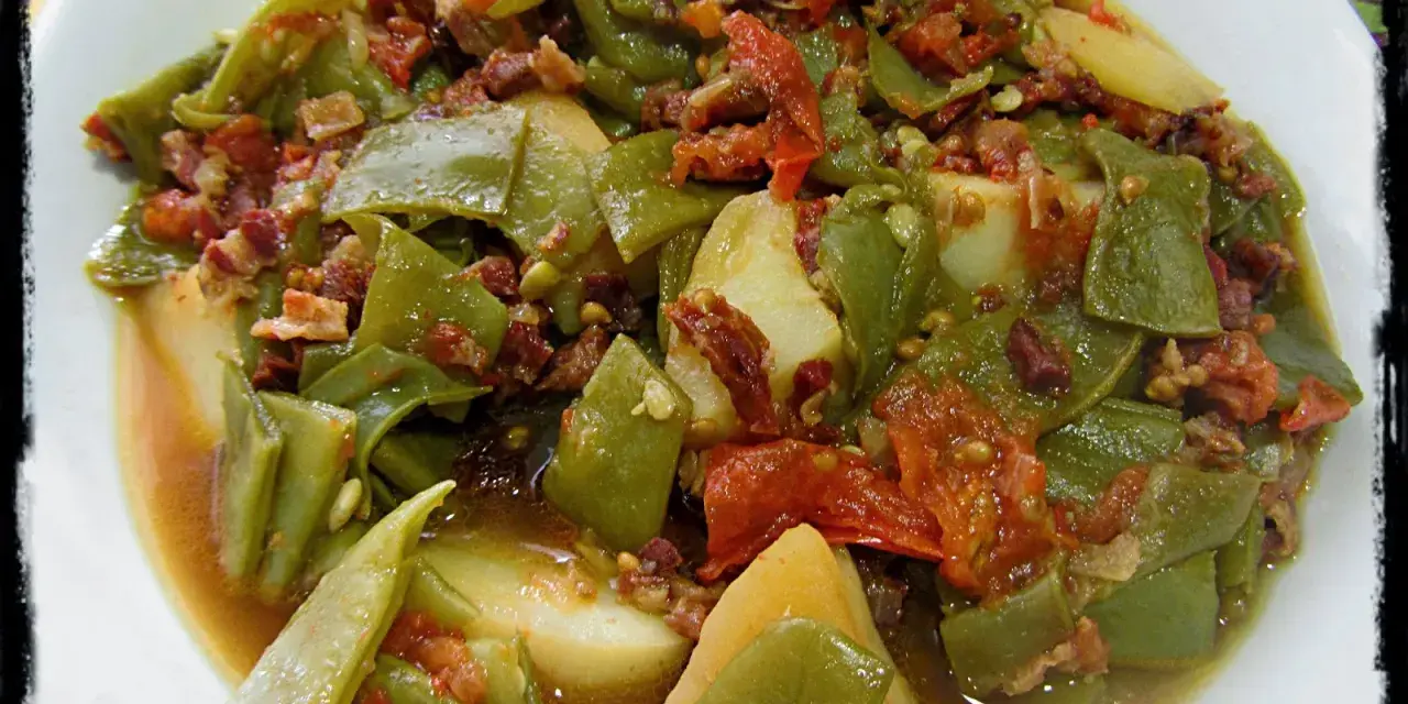 Judías verdes tiernas con patatas y trocitos de jamón, cocinadas en olla express. Un plato casero y delicioso.