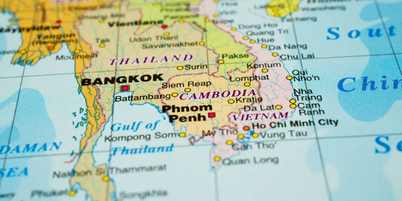 Mapa Azji z zaznaczonymi Tajlandią, Kambodżą i Wietnamem. Widoczne stolice: Bangkok, Phnom Penh.