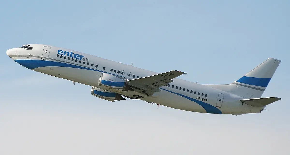 Enter Air Boeing 737 wznosi się na błękitne niebo. Ile miejsc w tym modelu?