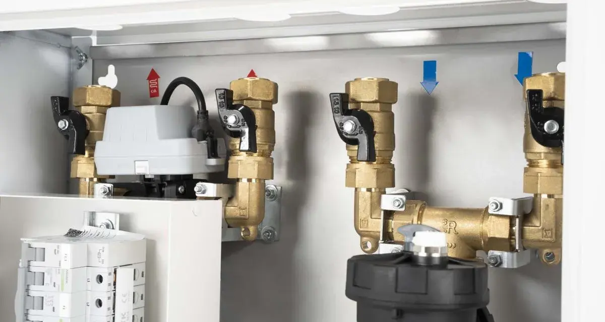 Złożony moduł hydrauliczny do pompy ciepła z zaworami, licznikiem i filtrem.