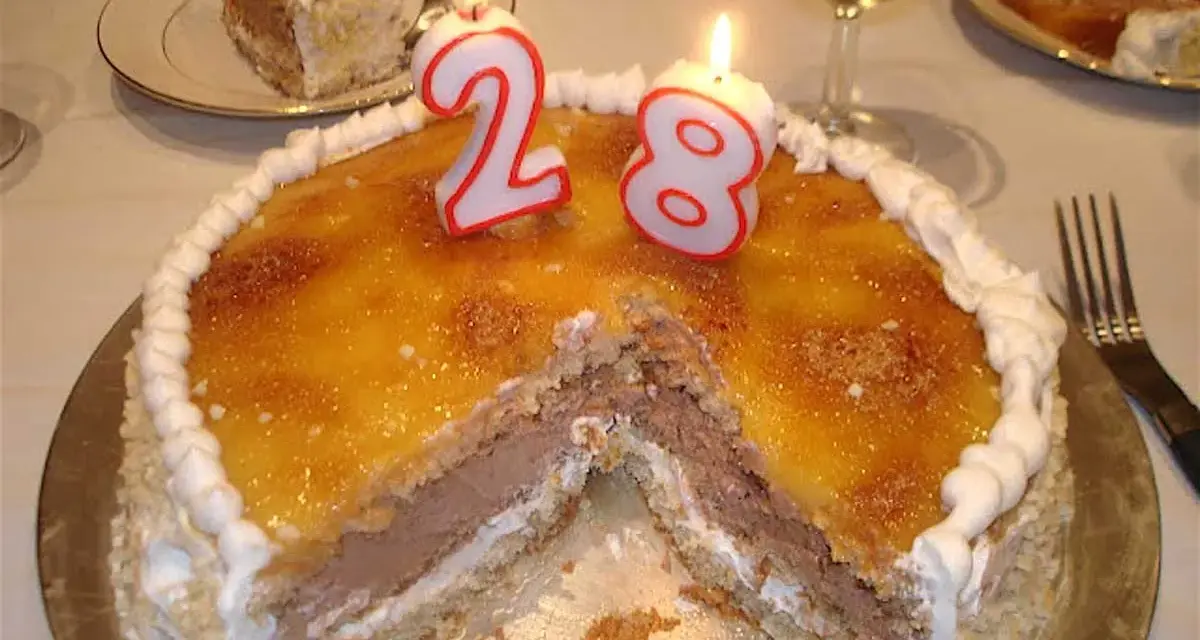 Tarta San Marcos con velas de cumpleaños número 28, lista para celebrar.