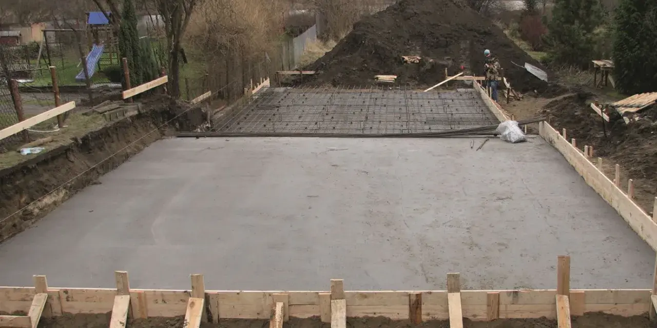 Solidny fundament z betonu i zbrojenia, gotowy na nowy dom.