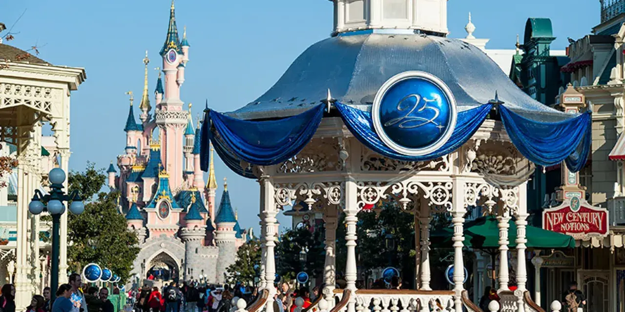 El castillo rosa de Disneyland Paris se alza majestuoso, con un quiosco decorado para celebrar el 25 aniversario.