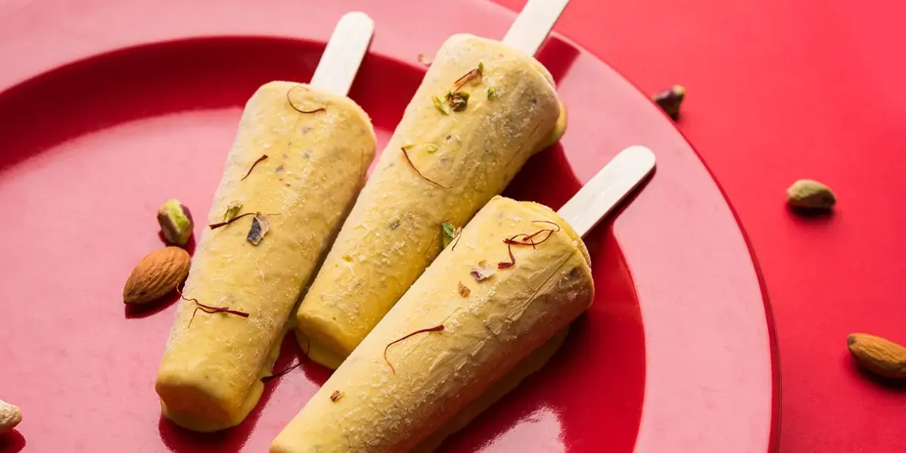 Trzy pyszne kulfi na patyku, ozdobione szafranem i orzechami, idealne na letnie orzeźwienie. Ten przepis na kulfi zachwyci każdego!