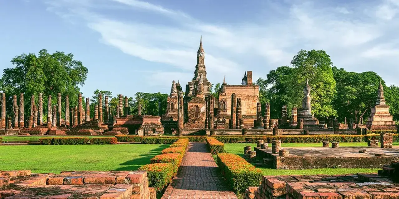 Ruiny świątyń w historycznym parku Sukhothai, Tajlandia. To miejsce, które mogłoby być jednym z 7 cudów świata UNESCO, zachwyca swoją architekturą.