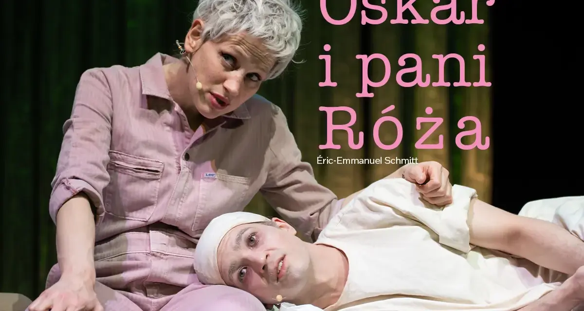 Oskar i pani Róża 2009. Kobieta w różowym dresie pochyla się nad leżącym mężczyzną w białej opasce na głowie.