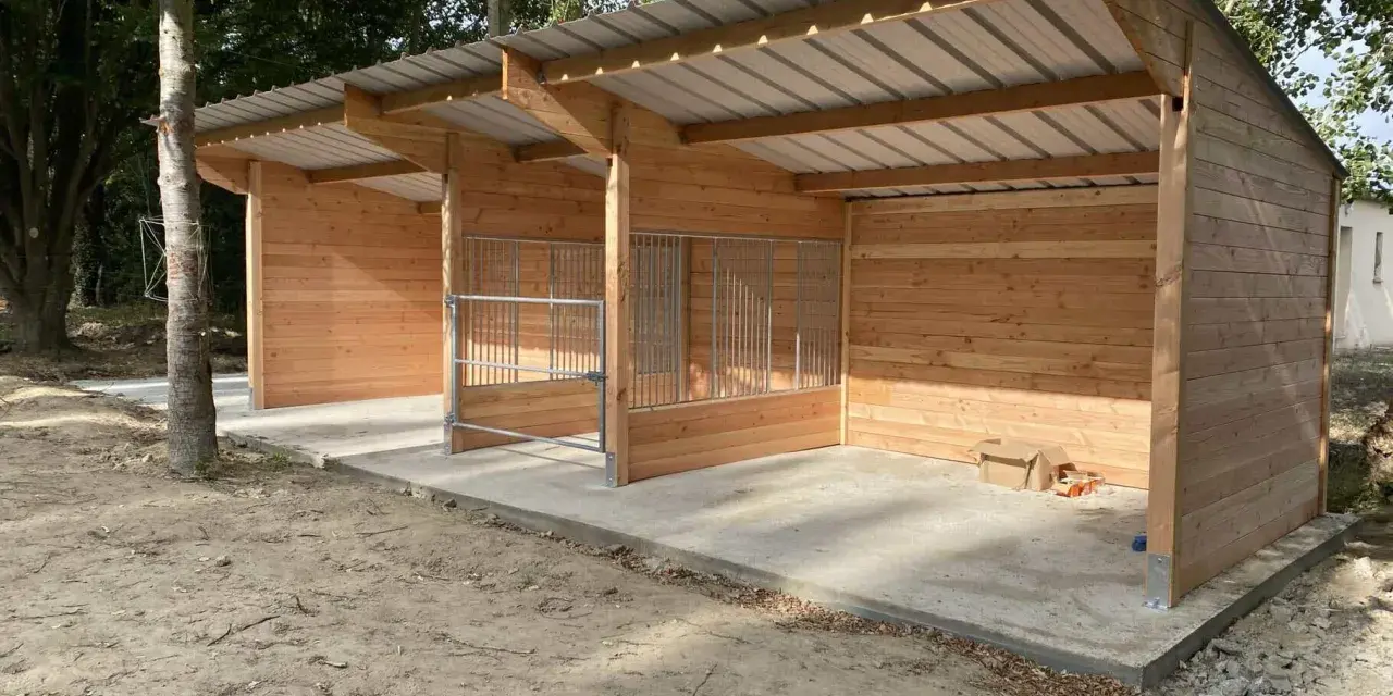 Nouveau box chevaux fait maison en bois, avec toit métallique et barrières en métal. Prêt à accueillir vos compagnons.