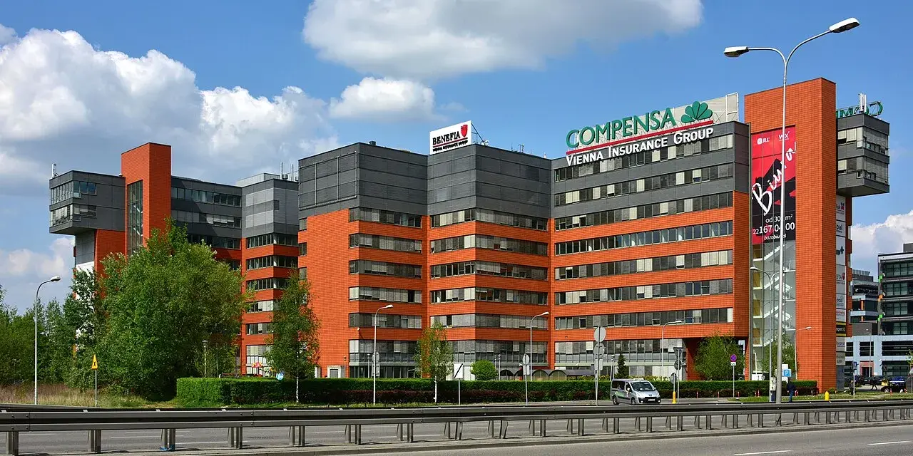 Nowoczesne budynki biurowe z logo Compensa Vienna Insurance Group. Opinie o vienna life są tu pewnie pozytywne.