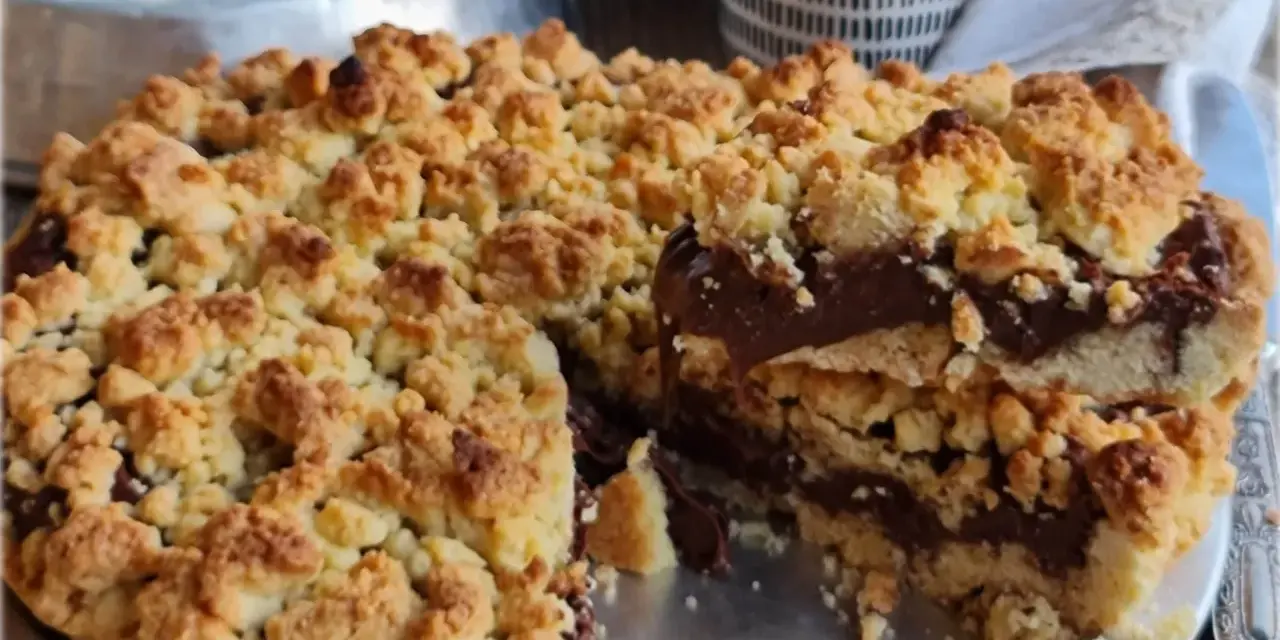 Sbriciolata alla Nutella golosa, con strati di crema al cioccolato e croccante frolla sbriciolata. Un dolce irresistibile per ogni occasione.