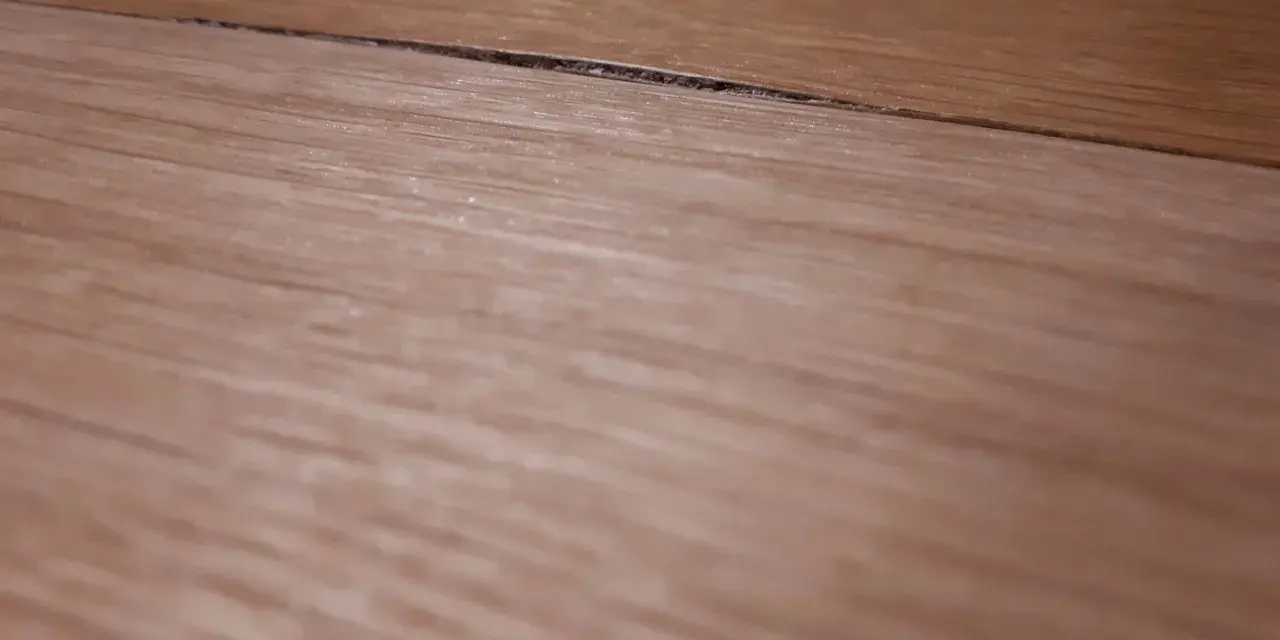 Szczelina na drewnianym blacie kuchennym. Dowiedz się, jak naprawić spuchnięty blat kuchenny, aby przywrócić mu dawny wygląd.
