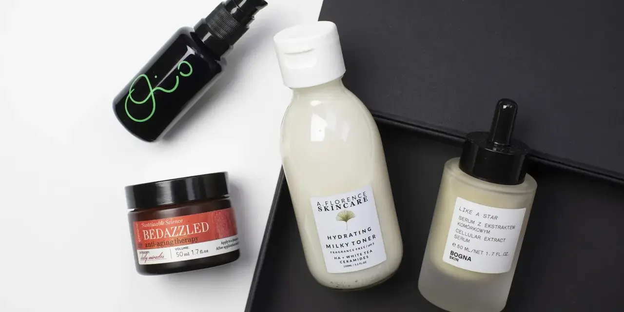 Szukasz pomysłów, co kupić na Węgrzech kosmetyki? Zobacz te luksusowe produkty do pielęgnacji: serum, tonik i krem.