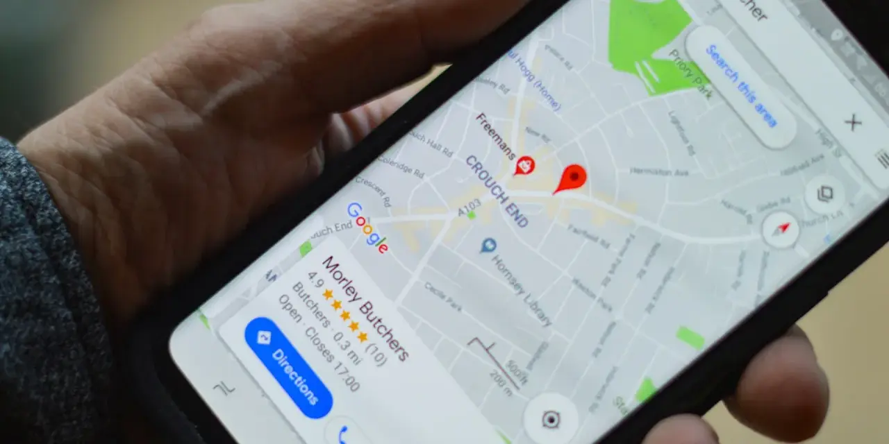 Szukasz rzeźnika? Geolokalizacja co to? Telefon pokazuje mapę Google z zaznaczonym sklepem "Morley Butchers" w Crouch End.