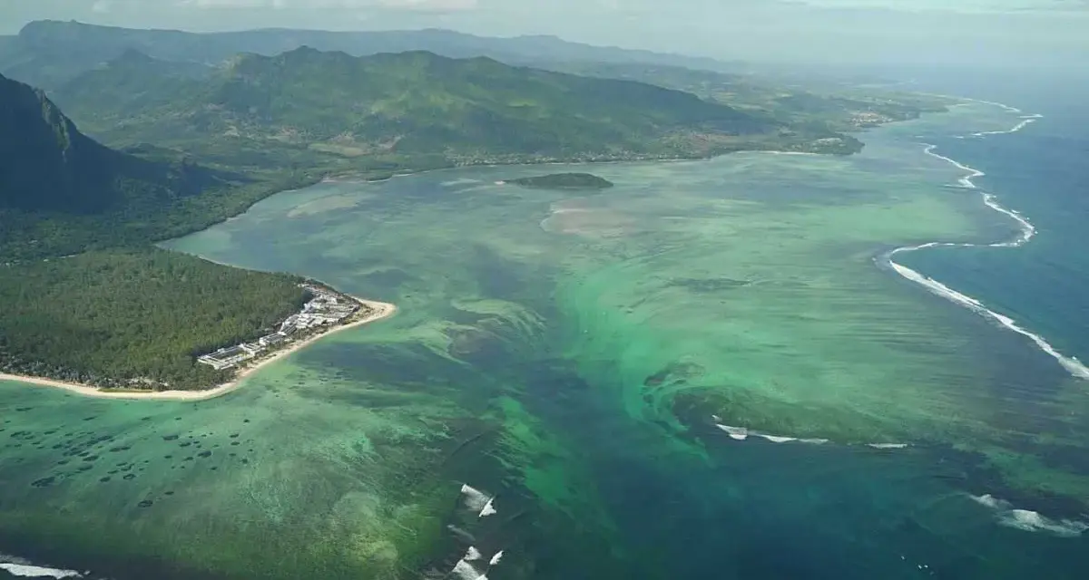 Iluzja podwodnych wodospadów na Mauritiusie, gdzie piasek i muł spływają do głębin, tworząc niezwykły widok.