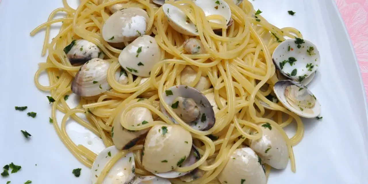 Pyszne Spaghetti con le Vongole przepis. Aromatyczny makaron z małżami i natką pietruszki, gotowy do podania.