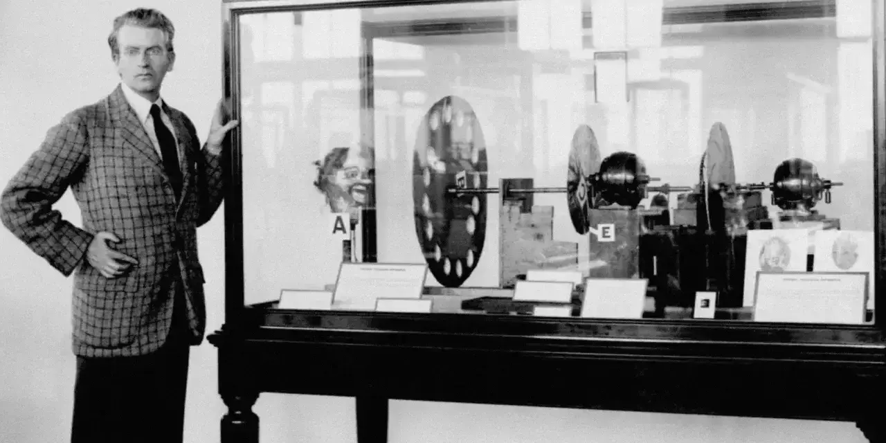John Logie Baird prezentuje swój wynalazek – pierwszy telewizor na świecie. W gablocie widać dyski Nipkow i silniki.