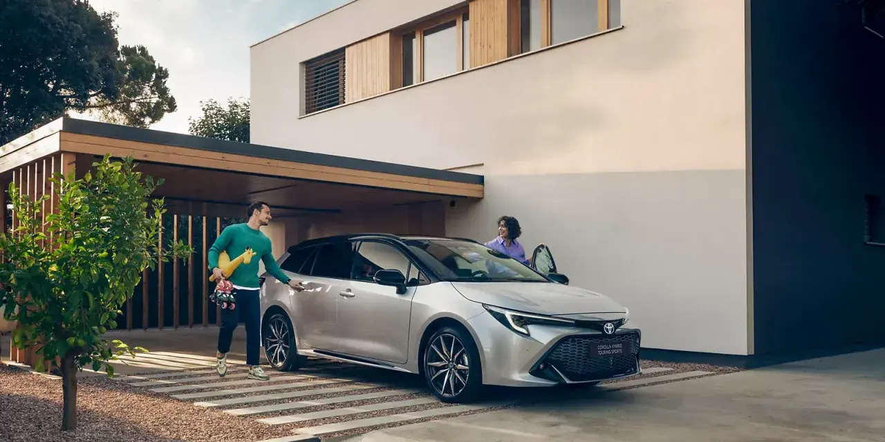 Para wsiada do srebrnej corolla hybrid, gotowa na rodzinną wycieczkę.