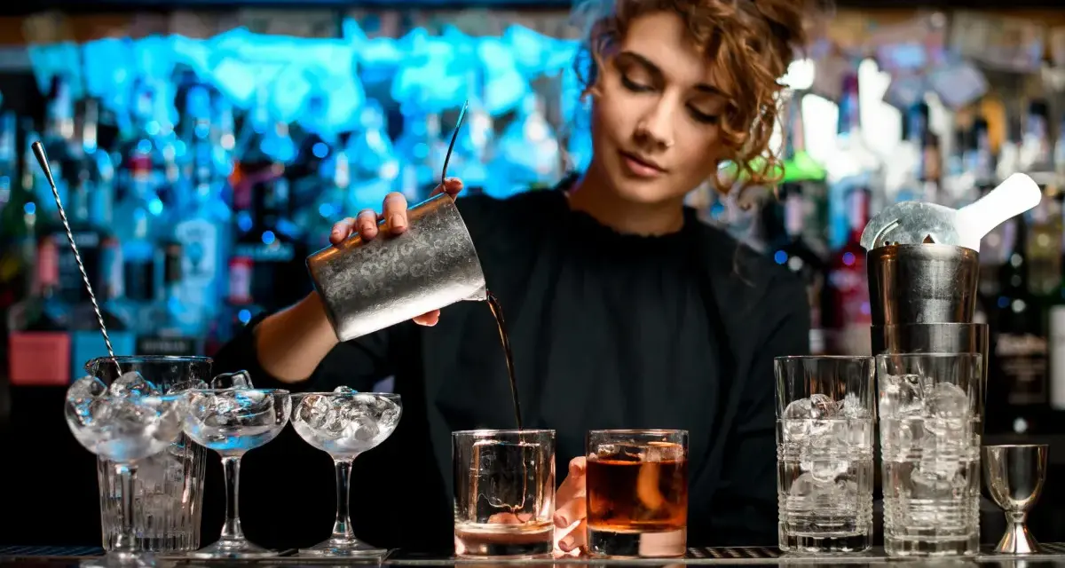 Ile zarabia barman w hotelu? Zaskakujące fakty o wynagrodzeniach