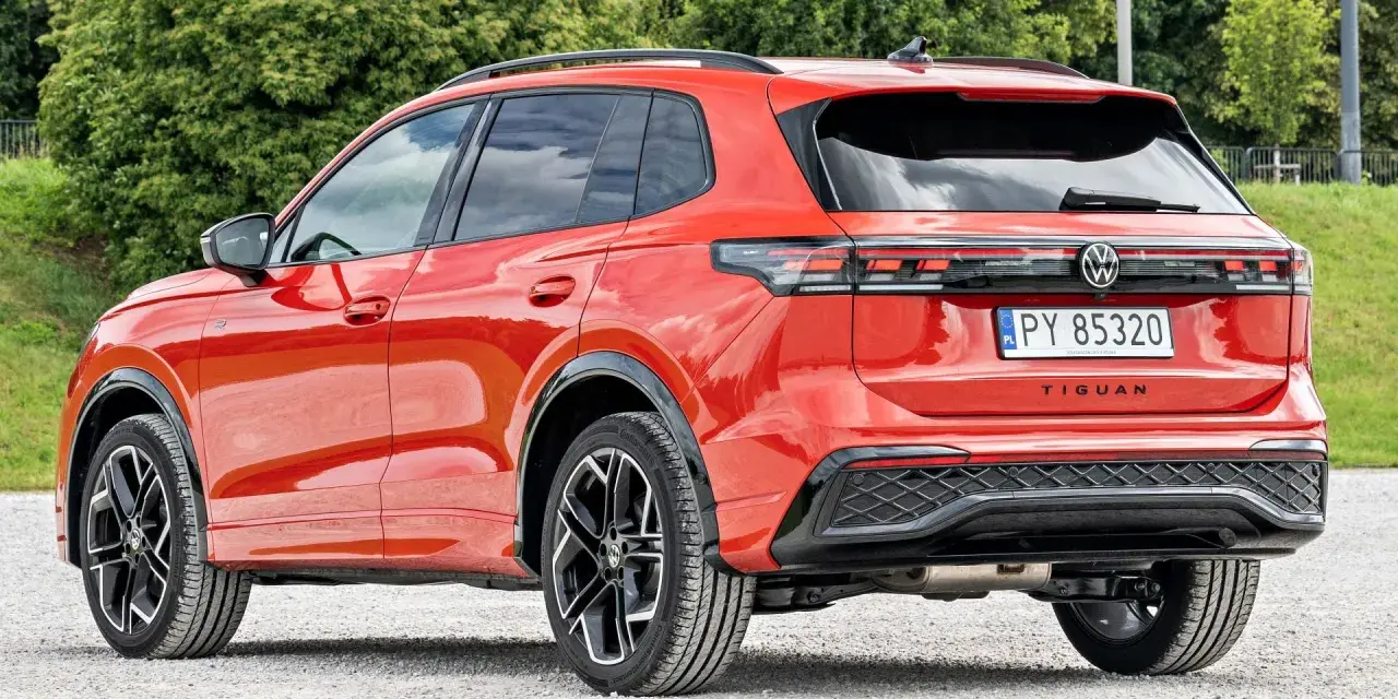 Czerwony Volkswagen Tiguan, z tablicą rejestracyjną PY 85320. Sprawdź aktualną volkswagen tiguan cena.