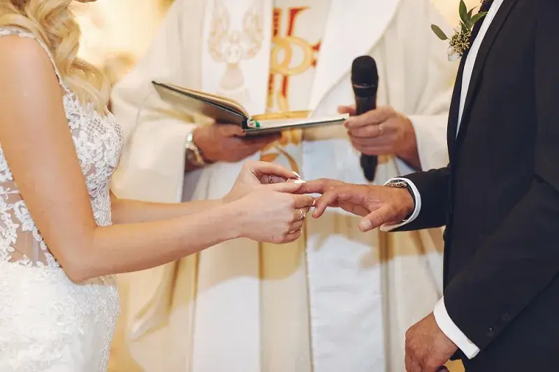 Co łaska za ślub - ile naprawdę warto dać na ceremonię?