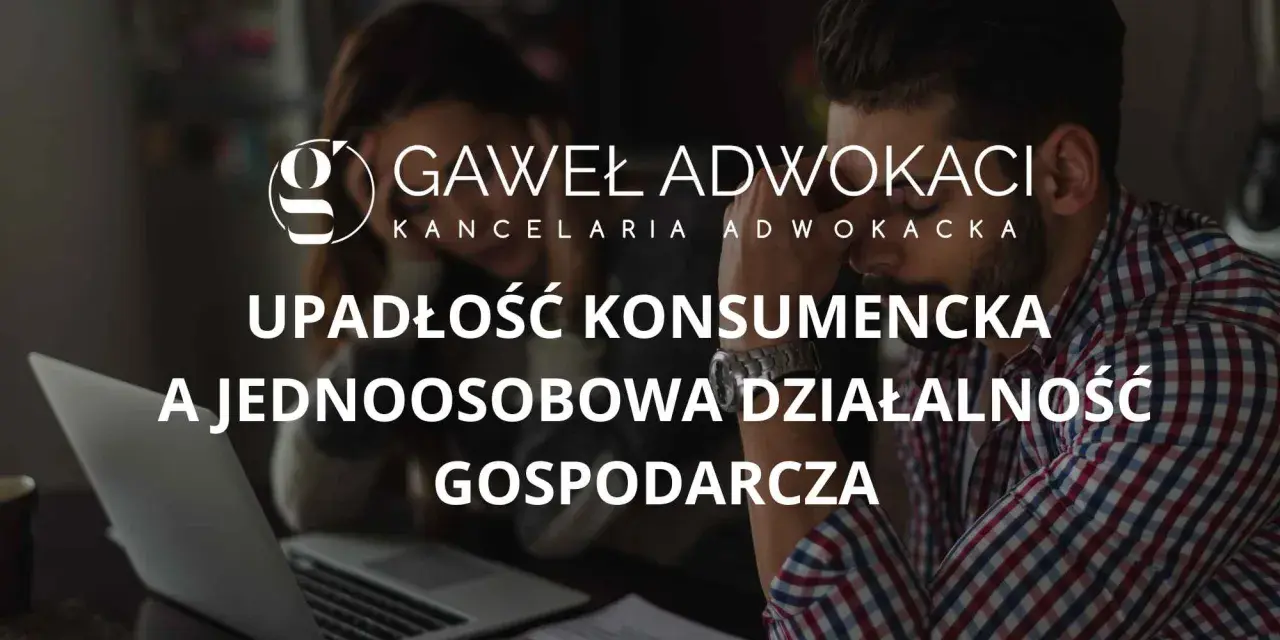 Para zmartwiona analizuje dokumenty przy laptopie. Temat: upadłość firmy jednoosobowej a długi.