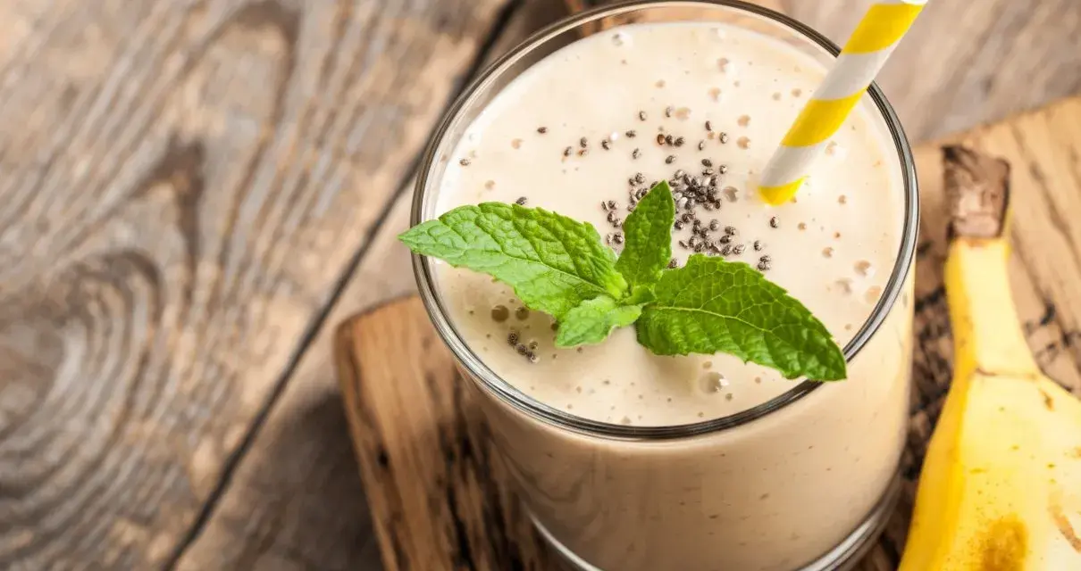 Prosty przepis na koktajl bananowy z mlekiem, który zachwyca smakiem
