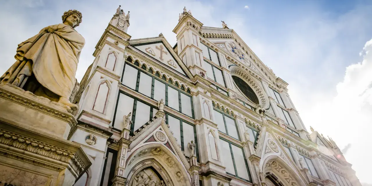 Statua di Dante e la facciata di Santa Croce, un luogo iconico del cammino di Dante tappe.