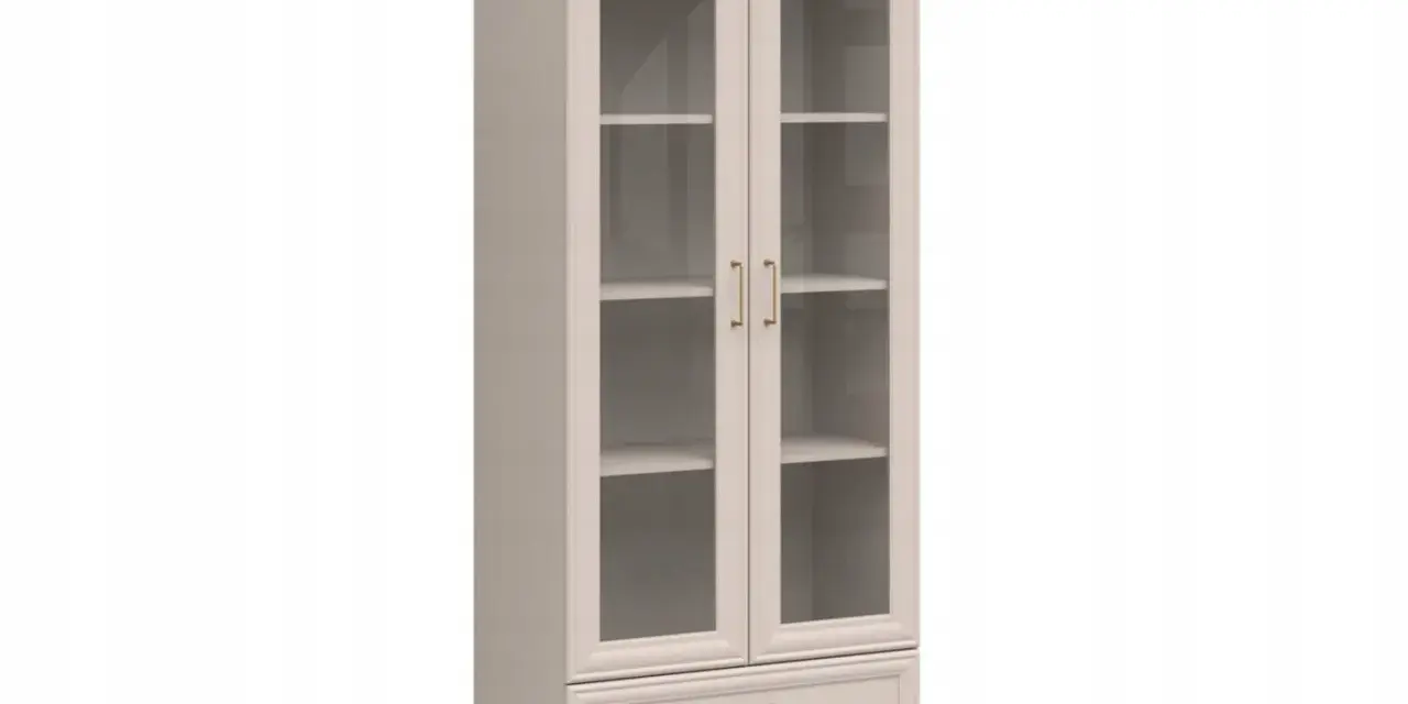 Elegancka brw kent witryna z przeszklonymi drzwiczkami i szufladą. Idealna do salonu.