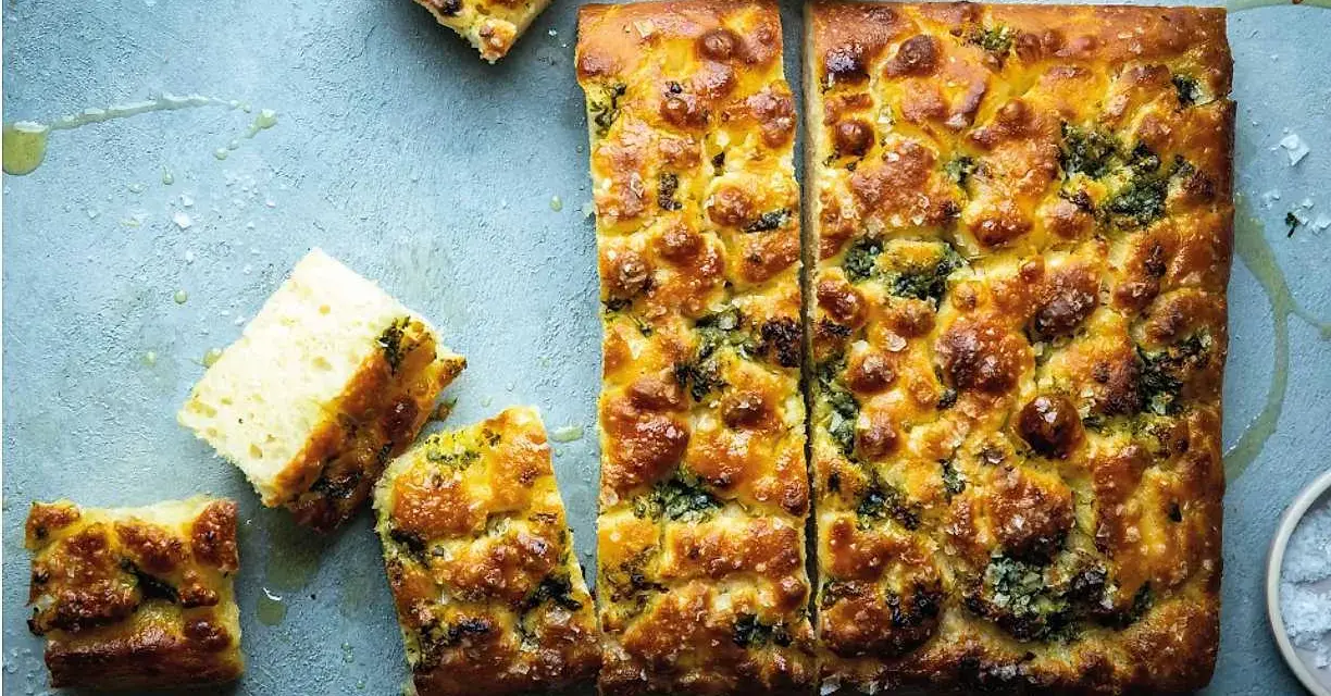 Focaccia recept: gyllene, krispiga brödskivor med örter och flingsalt, redo att avnjutas.