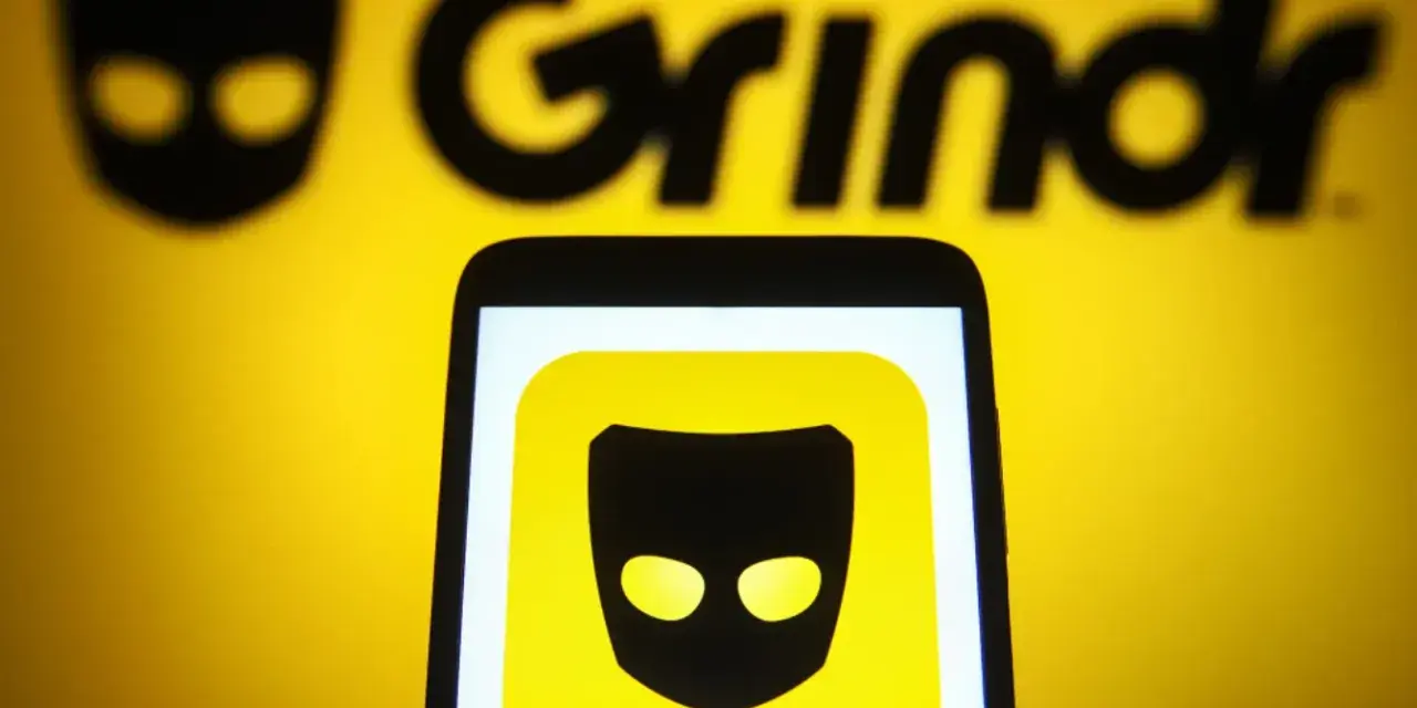 Ikona aplikacji Grindr na ekranie telefonu, na tle logo Grindr.