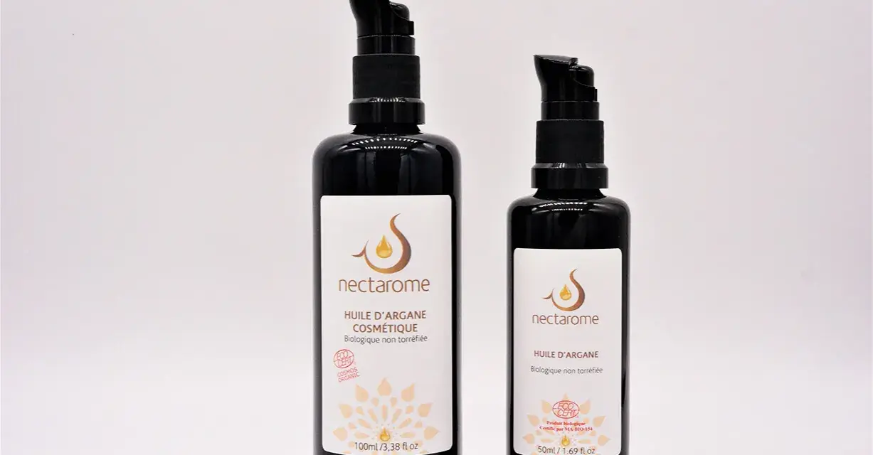 Deux flacons de Nectarome, l'un de 100ml, l'autre de 50ml, vantant les **huile d'argan bienfaits** cosmétiques biologiques.