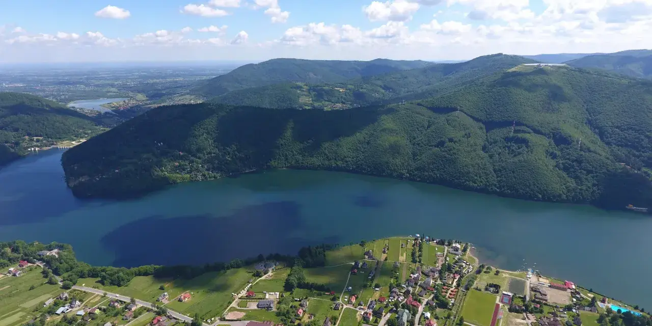 Widok na jezioro i góry. Góra Żar oferuje wiele atrakcji, w tym malownicze krajobrazy i tereny rekreacyjne.