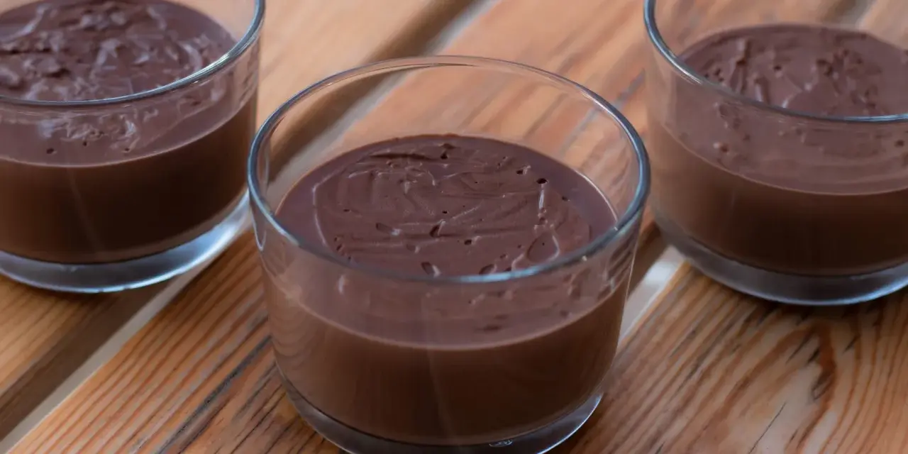 Tre glas med krämig chokladpudding, perfekt för ett enkelt chokladpudding recept.